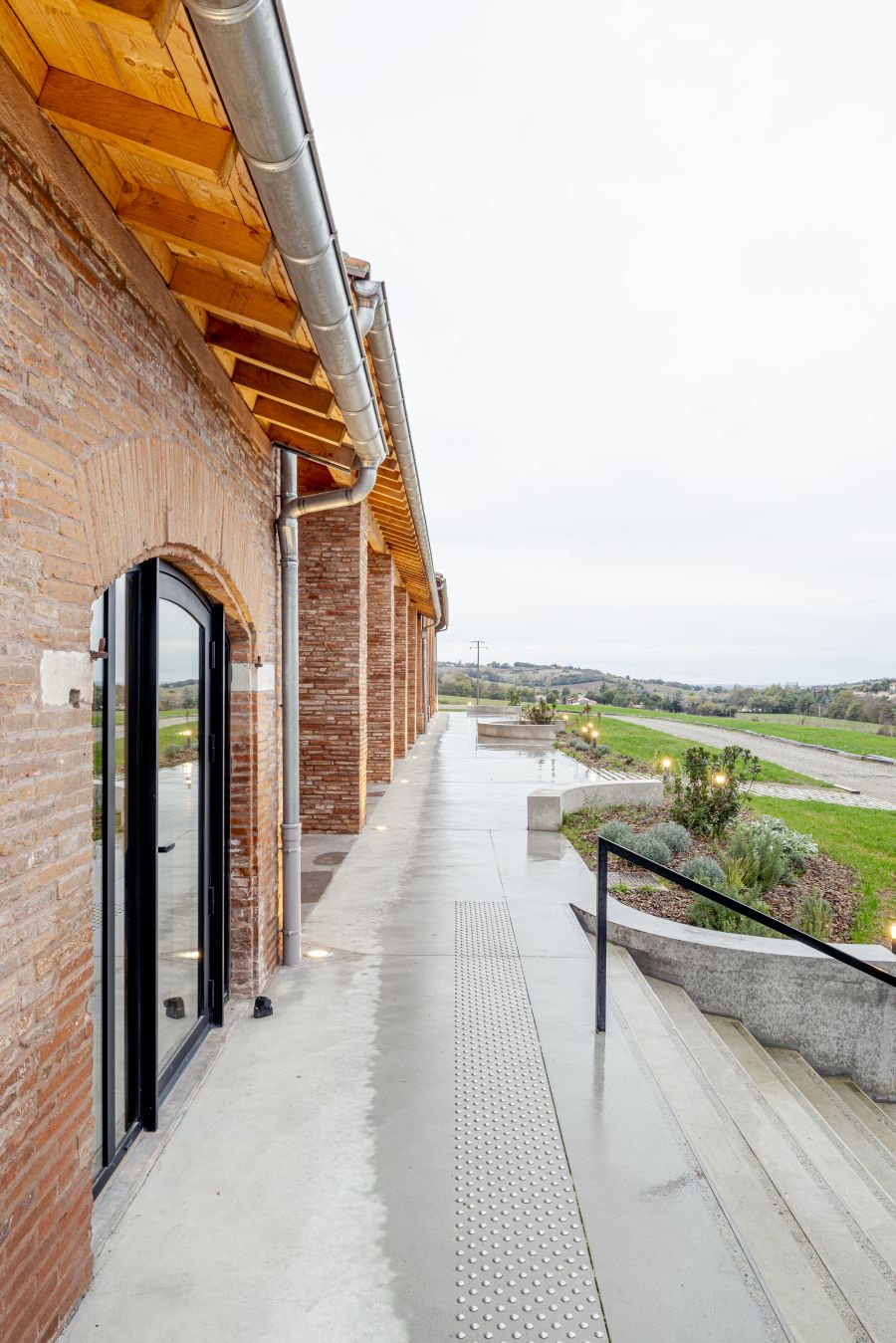 Parvis et terrasse en prolongement de la halle ©Antoine Huot, OECO Architectes