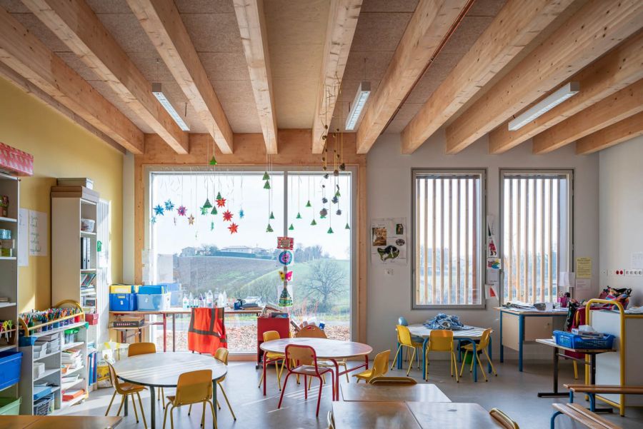 Salle de classe avec vue sur les coteaux - Crédits : F. Brouillet / OECO architectes