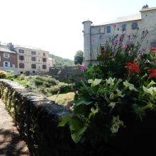 Vue sur le chateau de Lacaze, une jardinière en premier plan