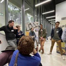 Visite de la double exposition "Racine et Devenir" au Centre culturel Le Piano-Tiroir à Balaruc