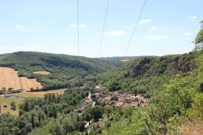 Vue depuis les hauteurs sur les toits de Larroque